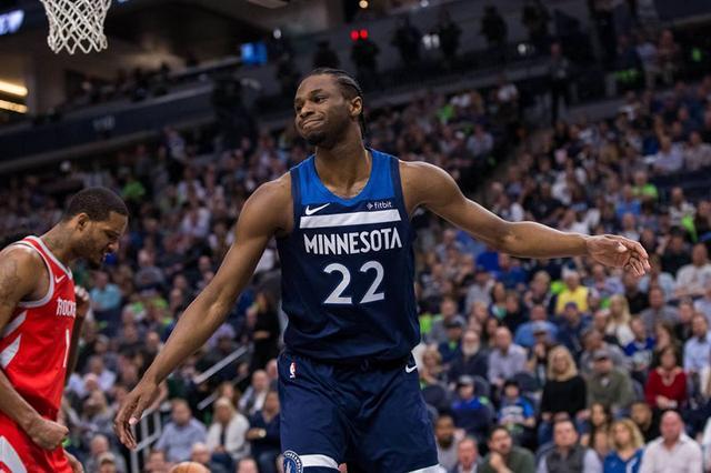 拜仁慕尼黑客场大胜沙尔克04（拜仁客场横扫沙尔克04）