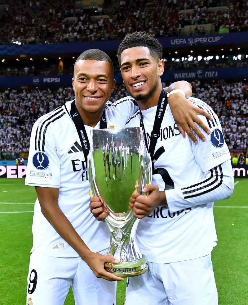 皇马又贡献了一次防守的反面教材 有点像表演赛的踢法